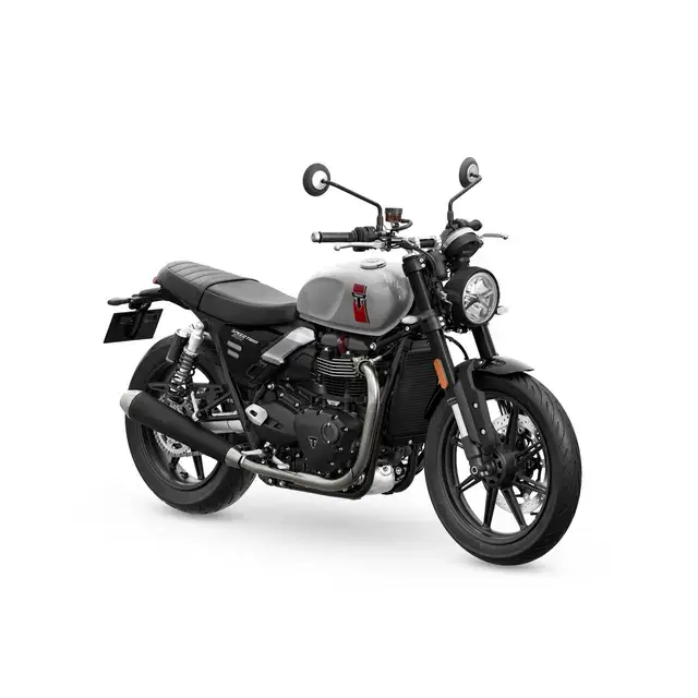 Sølv Triumph Speed Twin 900 2026 med svart aksenter og retro design