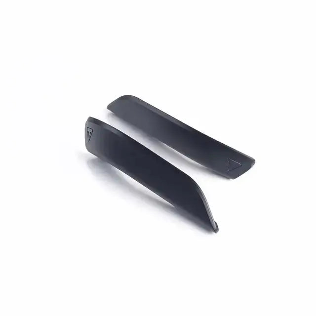 Sort matte plast trimdeler med trekantemblem for Triumph Svingarmbeskyttelse