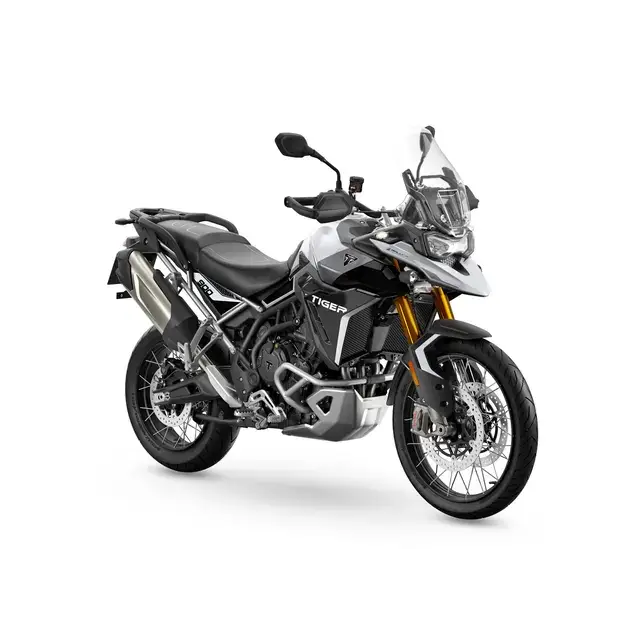 Triumph Tiger Rally Pro 2026 motorsykkel i sølv og svart med gullforer og Brembo Stylema® bremser
