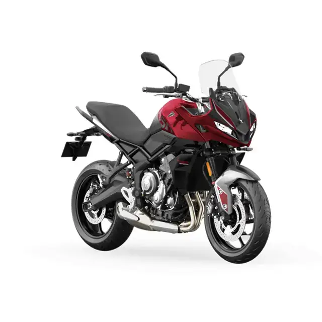 Rød og svart Yamaha TMAX 530 med Triumph Tiger Sport-stil