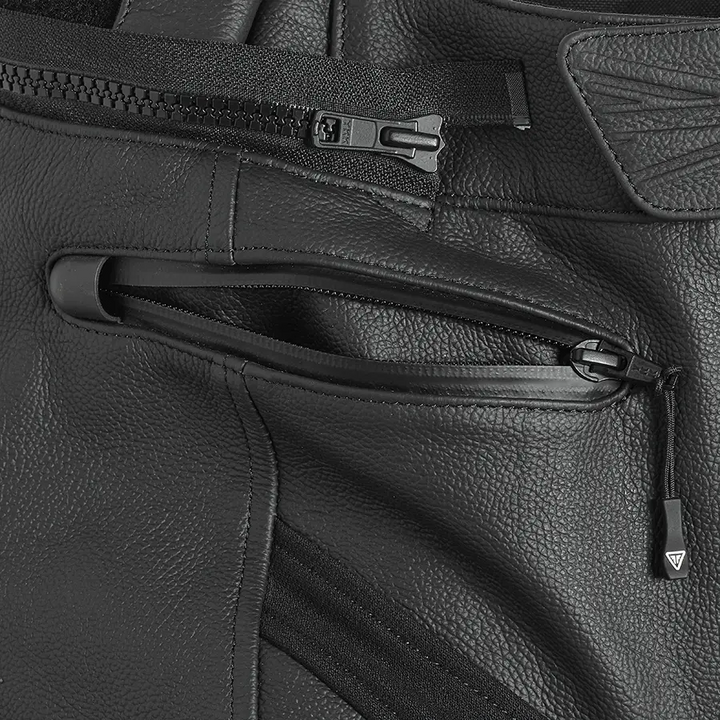 Nærbilde av svarte skinnbukser med glidelåser og lommer fra TRIUMPH TRIPLE LEATHER JEANS