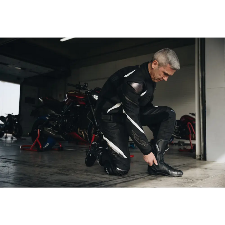 Sort svart og hvitt beskyttelsesracingdress med støvler for Triumph Triple Leather Jeans