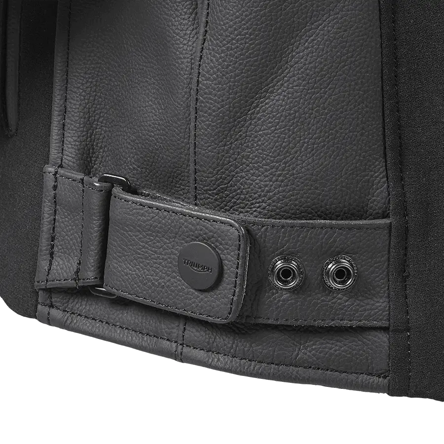 Sort svart skinnjakke med justerbare midjebånd og snaplåser, Triumph Triple Sport Leather Jacket