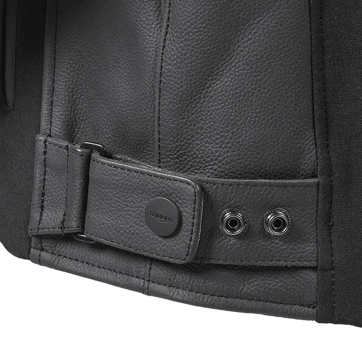 Sort svart skinnjakke med justerbare midjebånd og snaplåser, Triumph Triple Sport Leather Jacket