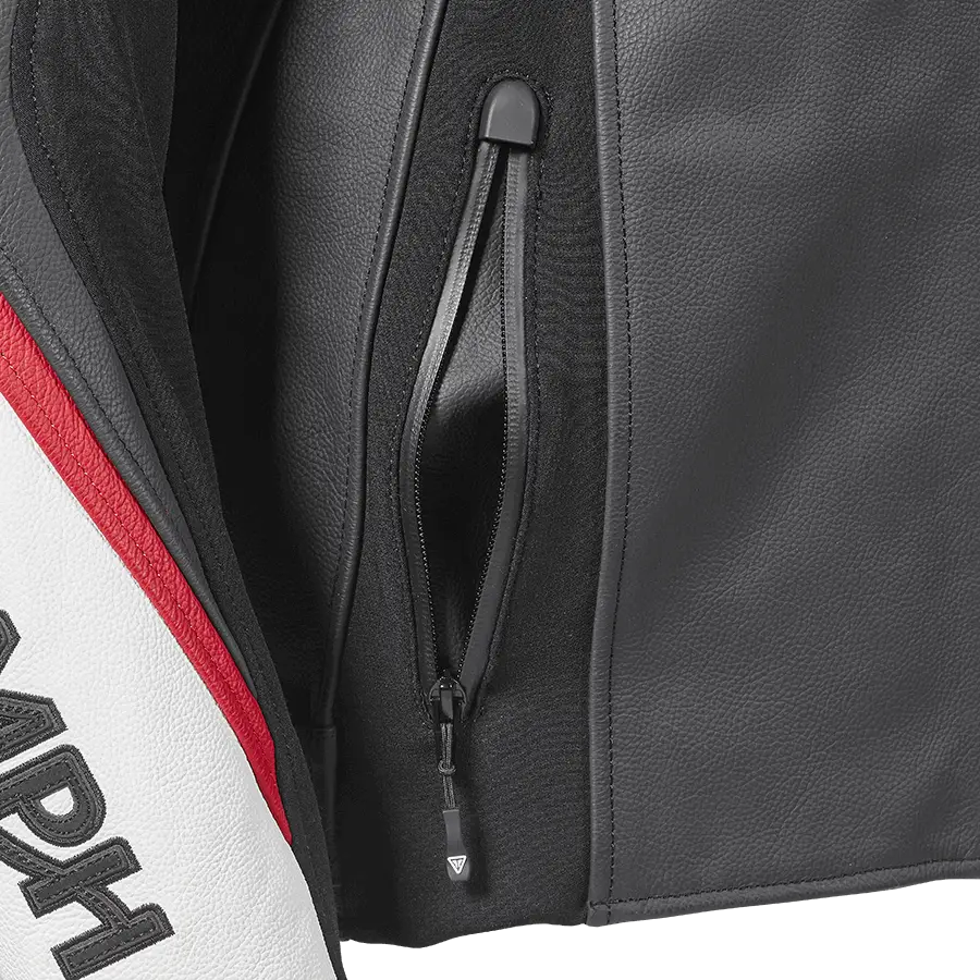 Sort skinnjakke med delvis åpen lomme og rød-hvitt erme i Triumph Triple Sport Leather Jacket