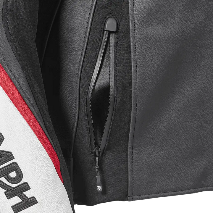 Sort skinnjakke med delvis åpen lomme og rød-hvitt erme i Triumph Triple Sport Leather Jacket