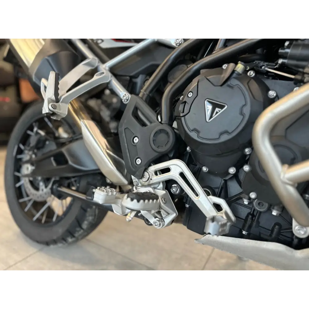 Sølv og svart motorsykkelbeskytter med trekantet logo for TwinPegs Triumph 900 Rally Pro